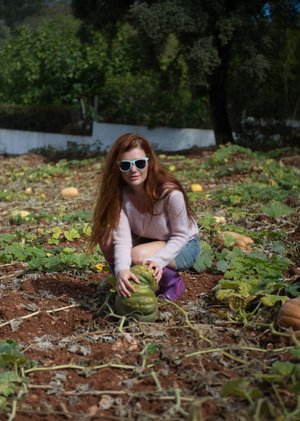 Sandy shows off the pussy and ass in superb outdoor solo display